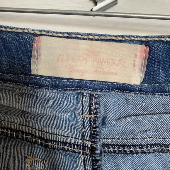 ALMOST FAMOUS mini short floral lace embroidered distressed size 3 - Picture 11 of 12